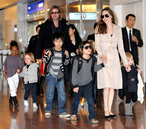 Le Brangelina groupe &agrave; l'a&eacute;roport au Japon