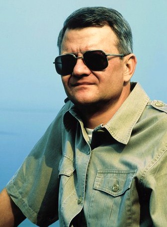 L'auteur du Roman "Octobre rouge", Tom Clancy livre son nouveau livre "mort ou vif" "die or live". Un futur succ&egrave;s pour un chef d'oeuvre d'angoisse et de plonger thriller technologique. Adaptation au cin&eacute;ma sans aucun doute.