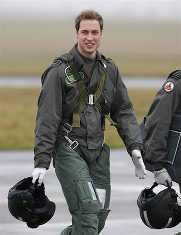 Le fils de Lady Diana et du prince Charles, le prince William a re&ccedil;u ses ailes de pilote d'avion et d'h&eacute;licopt&egrave;re de la RAF avant de rejoindre la Royal Nay. Sa petite amie Kate Mendlson dont le jeu prince a de nouveau amoureux depuis 2007 &eacute;t&eacute; pr&eacute;sente &agrave; la c&eacute;r&eacute;monie. Des insgnies pour d&eacute;coller et voir les nuages.