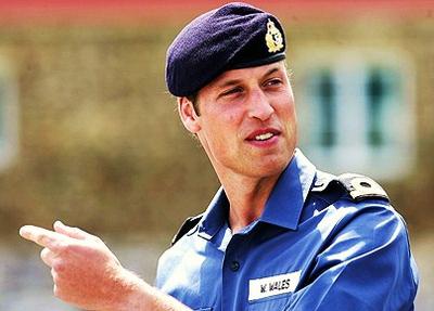 Le Prince Wiliam, fils de Charles et futur roi d'angleterre d&eacute;core des sous marins sur une base militaire de la royal Navy sans sa petite amie Kate Middleton.