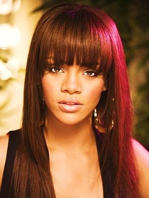Aussi fort que Elvis Presley, la superbe vedette Rihanna vient d'&eacute;agler un des record du King, 5 titres num&eacute;ro 1 ces cinq derni&egrave;res ann&eacute;es au TOP 50 Anglais. Qui dit mieux ?