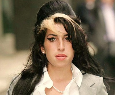 La chanteuse et vedette Amy Winehouse lors du "summer soul festival" avant de commencer sa s&eacute;rie de tourn&eacute;e de concert en  Am&eacute;rique du sud. Amy Winehouse d&eacute;butera par le br&eacute;sil, le plus grand pays du sud am&eacute;rique. Un de ses musiciens a indiqu&eacute; sur Twitter que de nouveaux titres seront interpr&eacute;t&eacute;s durant son concert Live.