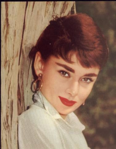 L'actrice Audrey Hepburn est d&eacute;c&eacute;d&eacute;e, mais sa m&eacute;moire et sas fans sont toujours pr&eacute;sents, comme lors d'une ench&egrave;re o&ugrave; le timbre de la com&eacute;dienne avec une cigarette n'a pas arr&eacute;t&eacute; de grimper.
