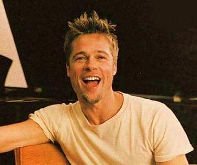 Un petit r&ocirc;le pour la grande star Brad Pitt. Brad Pitt a accept&eacute; un tout petit r&ocirc;le dans le nouveau film de son &eacute;pouse, la belle Angelina Jolie ("Lara Crawfott") qui se d&eacute;roule en Bosnie sous fon de pol&egrave;miue et d'amour entre un soldat et une femme. ANg&eacute;lina Jolie a tourn&eacute; les sc&egrave;nes de son film en Hongrie.