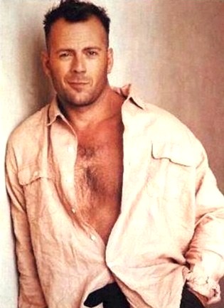 L'acteur Bruce Willis de la saga des films de cin&eacute;ma films une journ&eacute;e en enfer - Die Hard, tourne le 5&eacute;me volet de la s&eacute;rie et veut tourner lui m&ecirc;me le 6&eacute;me &eacute;pisode avant de raccrocher sa carri&egrave;re.