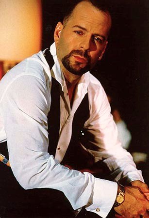 L'acteur de la saga des films die hard, une journ&eacute;e en enfer, Bruce Willis pr&eacute;sente son prochain et nouveau film intitul&eacute; Red, rouge en Fran&ccedil;ais. Bruce Willis profite pour indiquer qu'il comprend les mouvements de gr&eacute;ve et de protestations des retraites en France.