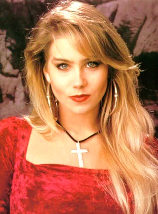 Vid&eacute;o de Christina Applegate qui fait une pole dancing alors que Christina Applegate est enceinte et attend son b&eacute;b&eacute;. Christina Applegate est connu pour son r&ocirc;le dans la s&eacute;rie "Mari&eacute;s, deux enfants" avec Al bundy son p&egrave;re mais aussi dans la s&eacute;rie de TV "samantha oups..."