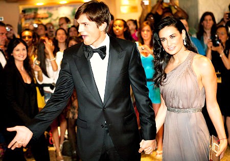 L'actrice Demi Moore et son mari l'acteur Ashton Kutcher en voyage pour Isra&euml;l malgr&eacute; la relation extra conjugal du mari avec le sosie de Demi Moore. La religion aide la star a support&eacute; cet &eacute;preuve. Comme Madonna, la foi et l'amour du couple est plus fort que tout.