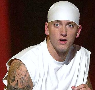 Le chanteur de rap Eminem fera un concert au br&eacute;sil lors du grand prix du br&eacute;sil de Formule 1 (F1) 2010. Il chantera quelques hit de son nouvelle album, son dernier actuel "Recovery" qui bat tous les records de vente.