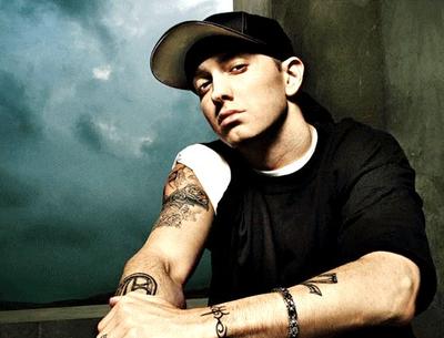 Le chanteur Eminem dans son nouveau clip vid&eacute;o "no love" extrait de son 7 albums de musique "Recovery". Eminem collabore avec Lil Wayne apr&egrave;s avoir fait la track de "Drop the World". Morgan Fox sera peut etre de  nouveau pr&eacute;sente.