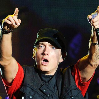 Le rappeur Eminem retourne au cin&eacute;ma avec un film sur la boxe intitul&eacute; "Southpaw". Esp&egrave;rons que ce film aura autant de succ&egrave;s que l'album de musique "Recovery" de Eminem, ici en clip vid&eacute;o.