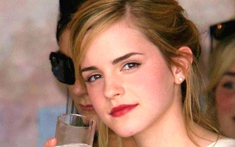 Des larmes, sanglots et pleurs pour la jeune actrice Emma Watson lors de sa premi&egrave;re journ&eacute;e &agrave; l'universit&eacute;. La vie est parfois plus difficle que son r&ocirc;le de Hermione de la saga Harry Potter. Emma Watson &eacute;tait pr&eacute;sente avec l'&eacute;quipe du tournage pour Harry Potter et les reliques de la mort.