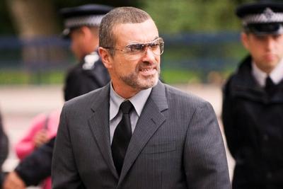 Le chanteur George Michael est sorti de prison, ce matin. La vid&eacute;o de son interview est disponible. Aucune tourn&eacute;e pour l'ex chanteur et leader des Wham, Mais il peut continuer de chanter freedom. Un titre phare de la star.