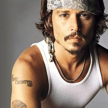 Jacks Sparrow Alias l'acteur Johnny Depp dans le film pirates des cara&iuml;bes d&eacute;barque dans une &eacute;cole pour faire une surprise &agrave; une petite fille. Le com&eacute;dien a fait grand plaisir suite &agrave; la demande d'une &eacute;coli&egrave;re.