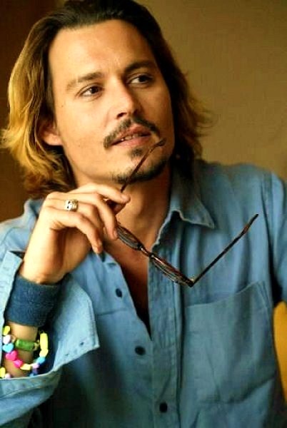 Johnny Depp aime se reposer &agrave; son domicile en France avec sa petite famille.