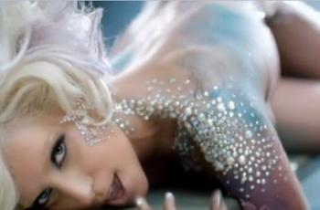 La chanteuse Lady Gaga en deuil suite au d&eacute;c&egrave;s de son grand p&egrave;re. En tourn&eacute;e, Lady gaga demande &agrave; ses fans de chanter avec elle en souvenir et pour hommage &agrave; sa famille.
