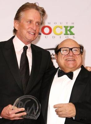 L'acteur Michael Douglas n'a pu recevoir sa r&eacute;compense au festival du film de zurich 2010. Son ami Danny Devito a accept&eacute; de prendre la r&eacute;compense en son titre. Michael douglas souffre d'un cancer il voyage rarement hors de son domicile. Son dernier film "Wall Street, l'argent ne dort jamais" est un grand succ&egrave;s dans les salles de cin&eacute;ma.