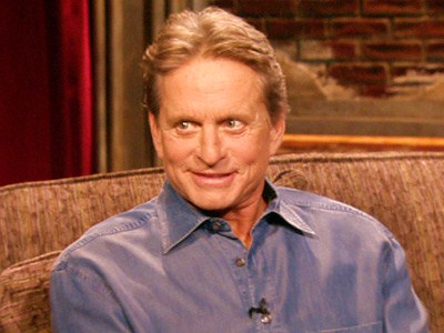 La star de cin&eacute;ma Michael Douglas gagne son proc&egrave;s apr&egrave;s le divorce de son ex femme. Son ex &eacute;pouse se plaint et voudrait r&eacute;cup&egrave;rer l'argent de ses cachets du film "Wall Street: L'argent ne dort jamais."