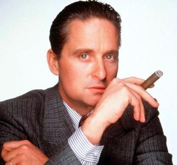 L'&eacute;tat de sant&eacute; de l'acteur Michael Douglas atteint d'un cancer de la gorge ne s'am&eacute;liore pas. Sa femme, actrice Catherine Zeta-Jones s'est empress&eacute;e de prendre un vol par avion de Londres &agrave; New York US. Les rumeurs de l'&eacute;tat de sant&eacute; de Michael douglas inqui&egrave;te. L'acteur de Wall Street, l'argent ne dort jamais serait tr&egrave;s gravement malade.