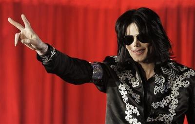 Le nouveau titre de Michael Jackson pour des achats en ligne en pr&eacute;-vente "Breaking news" serait un montage d'apr&egrave;s sa soeur et sa m&egrave;re.