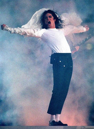 "Michael Jackson: The Experience", un jeu vid&eacute;o pour console sur la star et roi de la pop Michael Jackson, sur toutes les consoles de jeu. Imiter les danses comme son fameux moonwalk. La publicit&eacute; du jeu "Michael Jackson: The Experience" est disponible sur le site gratuitement.