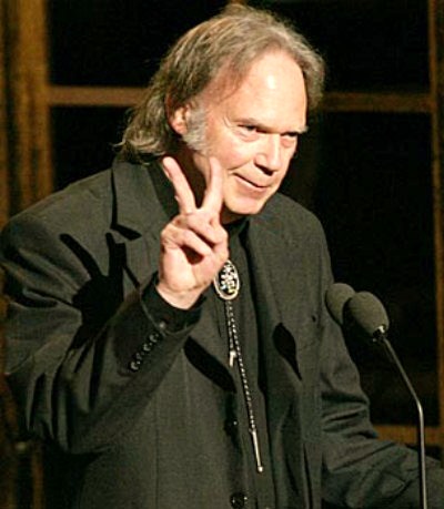 Le chanteur Neil Young confirme que l'incendie de l'entrep&ocirc;t pr&egrave;s de son domicile vient d'une voiture hybride de sa conception qui a br&ucirc;l&eacute;e. Les assurances en ligne et pas cheres vont pouvoir lui faire signer un contrat pour le reste de ses biens immobilier et voitures.