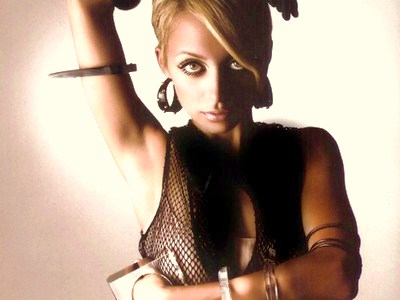La star des boites de nuits branch&eacute;es, Nicole Richie fille adoptive du chanteur Lionel Richie a d&eacute;cid&eacute; de rendre sa vie priv&eacute;e non disponible aux journalites, photographes et autres paparazzi. Nicole Richie porte plainte contre les paparazzi et gagne son proc&egrave;s.