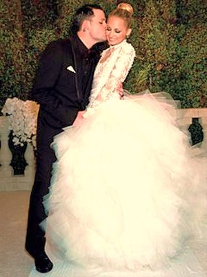 La VIP Nicole Richie, fille adoptive de Lionel s'est mari&eacute;e avec le p&egrave;re de ses enfants Joel Madden. La c&eacute;r&eacute;monie de mariage &eacute;tait magique, Nicole richie port&eacute;e une robe de mari&eacute;e magnifique toute blanche.