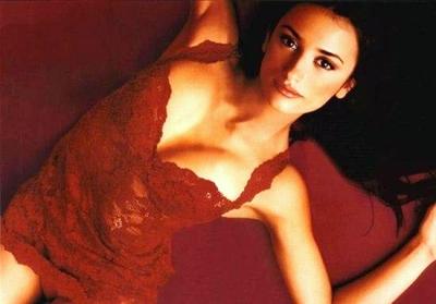 L'actrice P&eacute;n&eacute;lope Cruz qui jouait dans le prochain film de la saga Pirates des Cara&iuml;bes est enceinte. La VIP est oblig&eacute;e d'arreter le tournage du film. Johnny Depp aura &agrave; faire &agrave; sa soeur quasi sosie pour le quati&egrave;me volet de la saga, Monica.