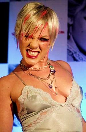 La star du monde de la musique, la d&eacute;licieuse Pink atteint le sommentdes charts et classement aux USA avec son titre "Raise your glass". Le clip vido est disponible sur le site.