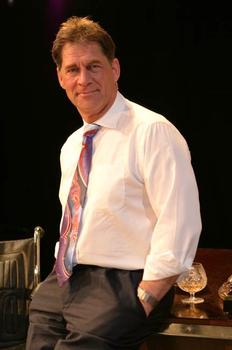 L'acteur de la s&eacute;rie "Manimal" Simon Maccorkindale alis Docteur Jonathan Chase est d&eacute;c&eacute;d&eacute; suite &agrave; sa maladie. Ce r&ocirc;le dans la s&eacute;rie Manimal l'avait rendu tr&egrave;s c&eacute;l&egrave;bre.