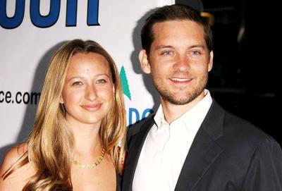 La star et acteur du film de cin&eacute;ma Tobey Maguire de Spiderman &agrave; la recherche d'une citrouille en famille pour les f&ecirc;tes de Halloween.