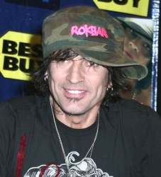 tommy-lee-alisha-keys-george-bagarre-kid-rock-coup-poing